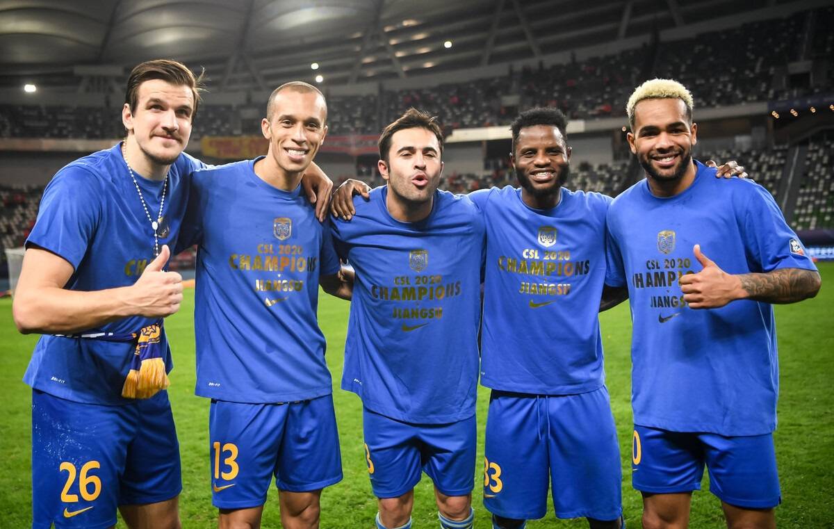 包含江苏苏宁遭遇平局，球队争冠形势岌岌可危的词条