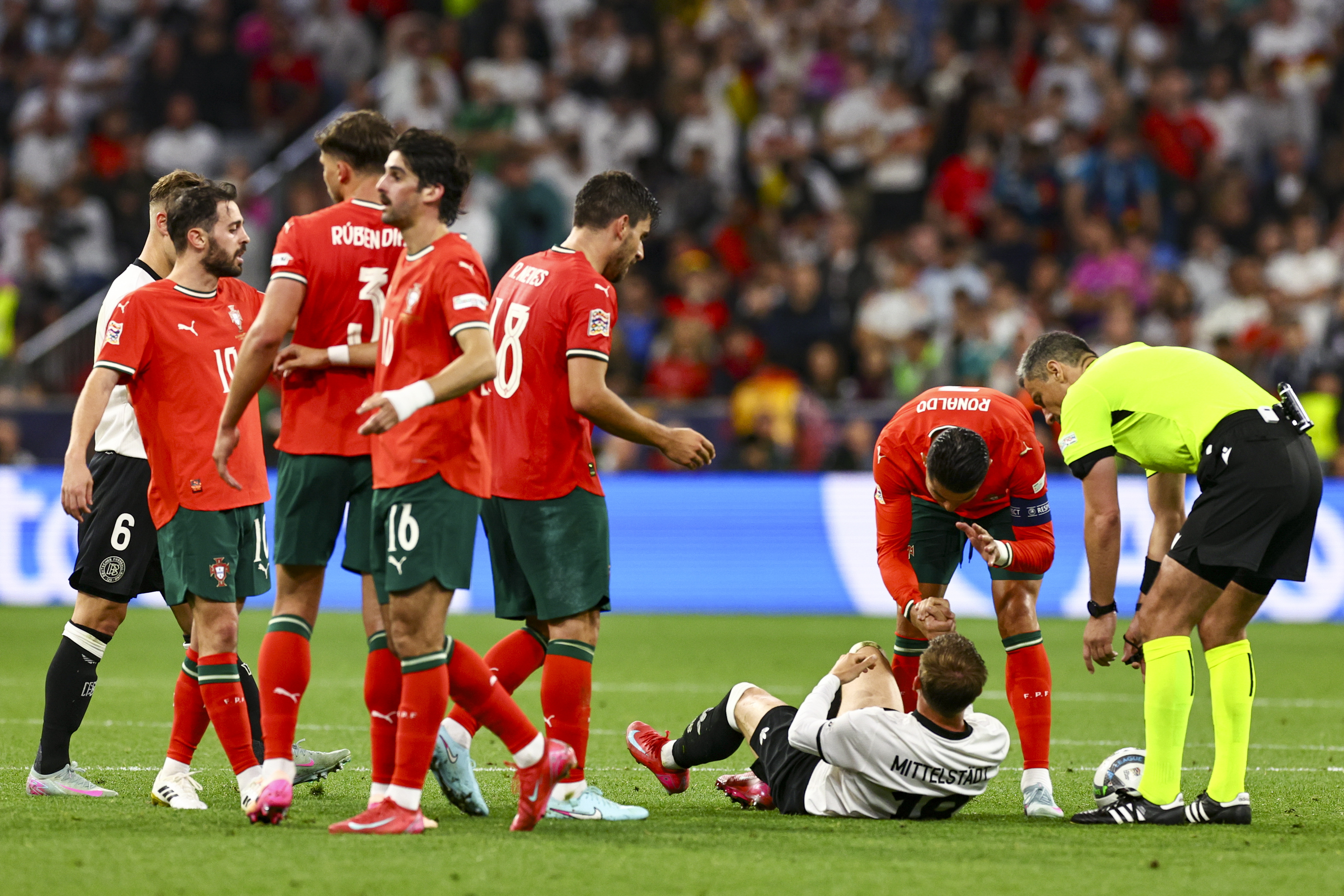 苹果手机-包含欧国联比赛：英格兰主场击败巴西，连胜势头不减的词条