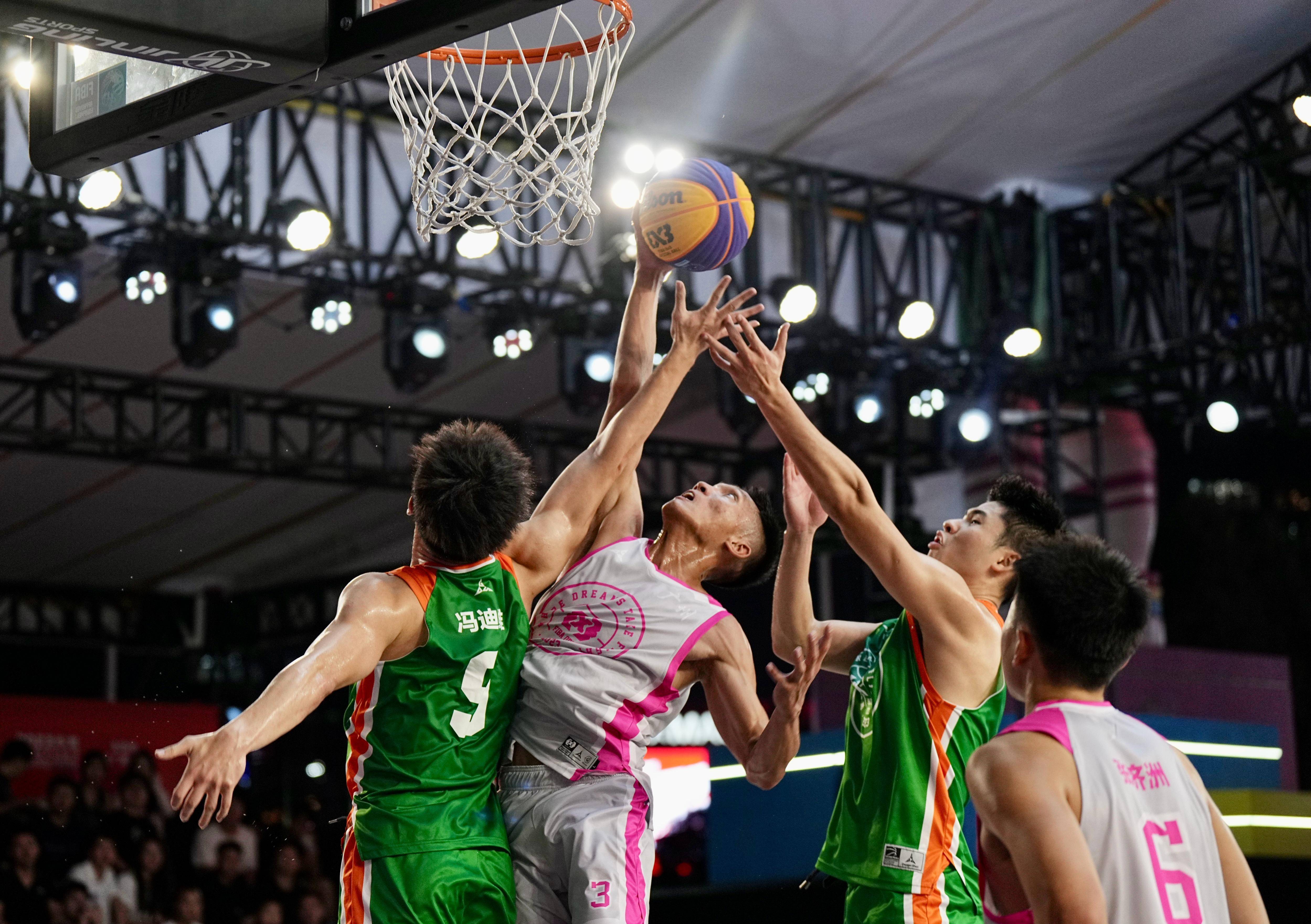 竞技激烈的篮球比赛让观众们热血沸腾的简单介绍