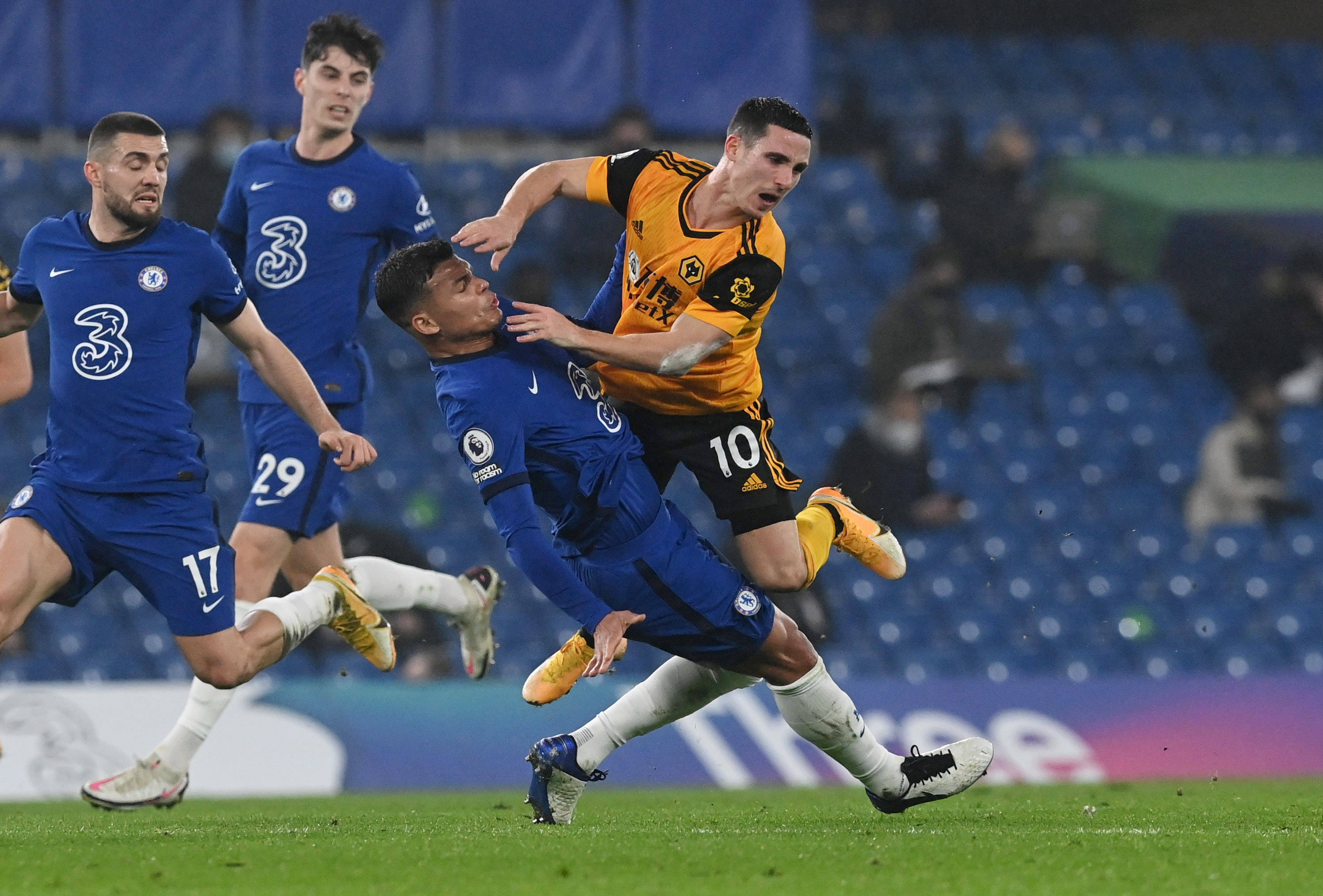 关于狼队主场战平，保级艰难局面依旧的信息